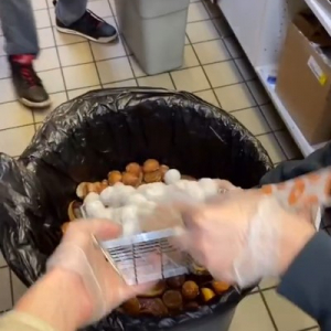 廃棄処分のドーナツを無料配布した青年をダンキンドーナツが解雇 「個人として正しいことをしたのに企業として解雇するのが正しいことなのが切ない」「無駄に食べ物を捨てるのは単純に気が引ける」