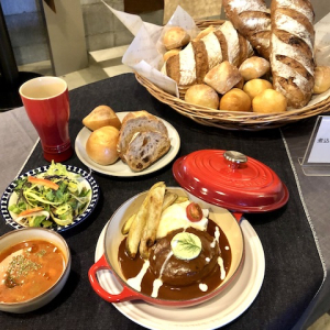 最高の肉と焼き立てパンがコラボ！メゾンカイザー×ミート矢澤の「ミートカイザー」が渋谷にオープン