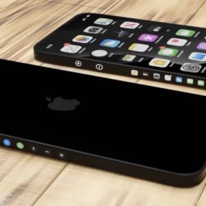 常時オンのiPhone13ディスプレイには、時計とバッテリーアイコンだけが点灯?!