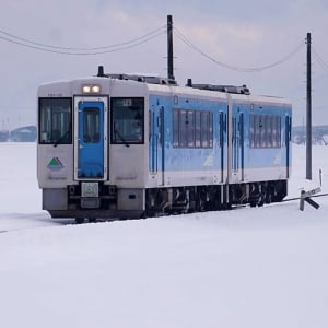 冬の山形・列車旅。車窓からの雪の山形城跡にうっとり