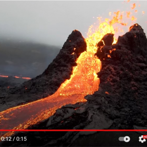 アイスランド・ファグラダルスフィヤル火山から流れ出る溶岩を撮影した迫力あるドローン映像