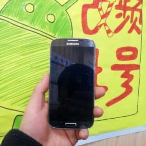 Galaxy S IVデュアルSIM版とされるスマートフォンの写真が複数流出