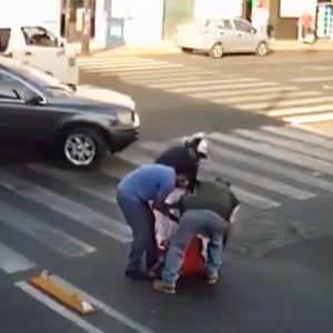 【衝撃動画】歩行者が高確率で転倒する横断歩道がコワイ / 場合によっては命を落とす危険性