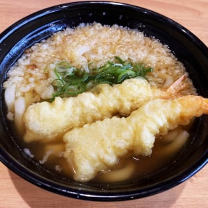 【衝撃グルメ】くら寿司の「えび天寿司」と「かけうどん」を合わせると激安「えび天うどん」が爆誕する