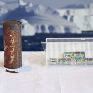 南極で発見された50年以上前のコカ・コーラ缶とクールミントガムが日本に帰還 「日本本社にも現物はない」