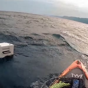 【衝撃動画】新潟の海で釣人のカヤックが転覆して命の危機 / バランス崩れと強烈な風が影響か