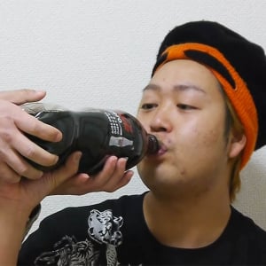 【衝撃動画】メントスを食べながらコーラを飲んだ結果 / YouTube動画が約20万回も再生「とんでもない問題が発生」