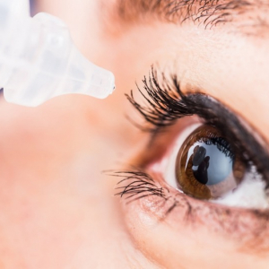 コロナ禍で急増する角膜の傷と目薬乱用のリスク。正しい点眼方法とアイケア習慣とは