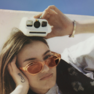 ポラロイドの新インスタントカメラ「Polaroid Go」は世界最小、どこでもスナップ！