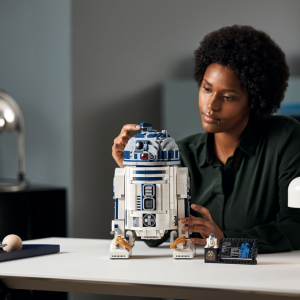 格納できる脚やライトセーバーの収納などギミックが満載　「レゴ スター・ウォーズ R2-D2」セットがルーカスフィルム創立50周年を記念して5月1日に発売へ