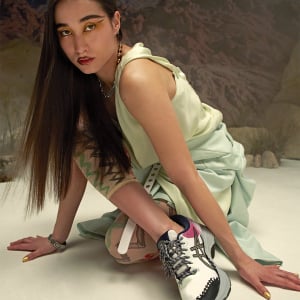 ASICS × Vivienne Westwood による GEL-KAYANOTM 27 DE リミテッドモデルがローンチ