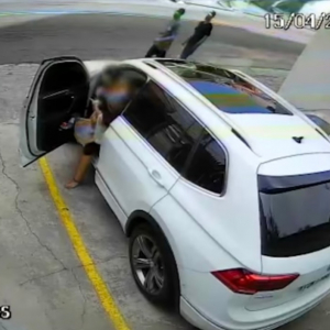 防犯カメラは捉えた！男二人が女性の車を盗む犯行現場を警察官が偶然目撃し逮捕！