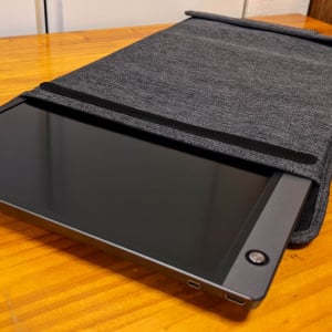 薄型で縦置きにも便利なスリーブケースが付属する15.6型モバイルディスプレイ「ASUS ZenScreen MB16AH」レビュー