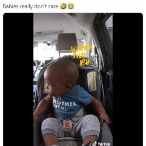 チャイルドシートのシートベルトを全力で拒絶する赤ちゃん 「横目が一番笑える」「この子が主役のテレビ番組を放送して欲しい」