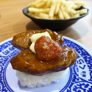 【衝撃】回転寿司屋なのに「くら寿司」のハンバーグとフライドポテトがウマイ / さらに美味になる裏技