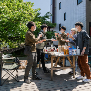 DIYし放題の賃貸で自作ピザ窯BBQ！住民のための図書館をつくった人も