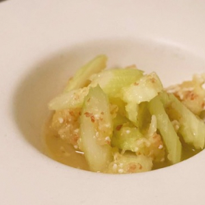 セロリの簡単漬け物レシピ！タマネギ麹の風味で箸が止まらない