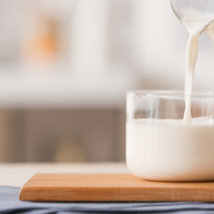 牛乳のカロリーは高い？栄養素や効果的に飲むタイミングも解説