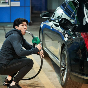 ガソリンをがぶ飲み……？　“夫の隠し事”をめぐる韓国発の痛快スリラー『死なない夫』　「ホラー秘宝まつり2021」でプレミア上映