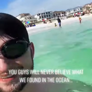 【大爆笑】海水浴を楽しんでいた男性、ナンデ？？となるものを海中で拾い上げる！！