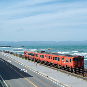 【絶景写真スポット】富山・雨晴海岸で海を背景に列車が撮れる！