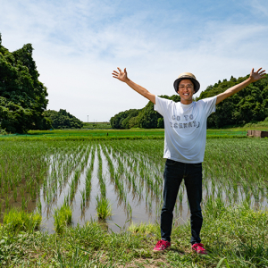 田舎暮らしは“異世界”？ 漫画編集者が会社を辞めて「半農半X」に挑んだ結果