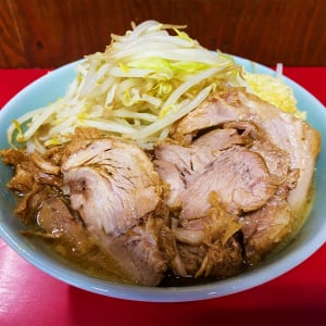 【話題】ラーメン二郎店員がラーメン二郎に食いに行ったものの臨時休業で食えずに帰った件(涙)