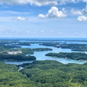 リアス海岸と豊かな緑の英虞湾を一望できる絶景スポット！天空のカフェテラスでご当地グルメも「横山展望台」【三重県志摩】