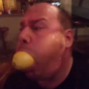 【閲覧微注意】おじさんが口からレモンを吐き出すだけの動画が既に120万再生（動画）