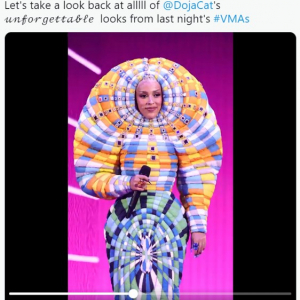 MTV Video Music Awardsで司会を務めたドージャ・キャットの衣装が話題 「エヴァンゲリオンの使徒かと思った」「パワーレンジャーの悪役かな？」