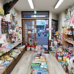 【宮永篤史の駄菓子屋探訪１２】北海道函館市「だがし屋ささき商店」駄菓子屋から駄菓子問屋との兼業になって親子ゲンカが減った店