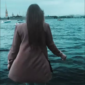川のほとりでSNS映えする映像を撮ろうとした女性。うっかり足を滑らせて・・・悲劇の瞬間が撮れました