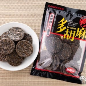 黒胡麻の美味しさぎゅぎゅぎゅっ！ おせんべいなのに栄養たっぷりのカネフク製菓『多胡麻』を徹底レビュー！