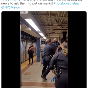 マスク着用を求めた乗客を駅から追い出したニューヨーク市警のマスク非着用警察官が物議を醸す 「市民の安全を守るのが警察の仕事じゃないの？」「抵抗しようものなら撃ってくるしな」