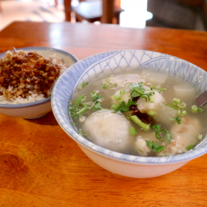 【台湾おすすめグルメ】揚げネギ飯＆つみれ汁でランチ！迪化街・老阿伯胖魷焿