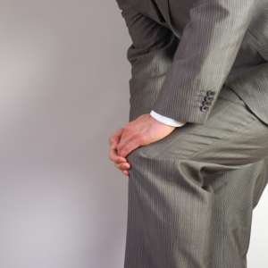 20～30歳代の膝痛は歩く時の習慣が原因？膝の痛みを治すには！？