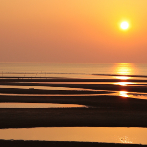 月に4日しか見られない奇跡の夕陽が望める「真玉海岸」【大分県豊後高田市】