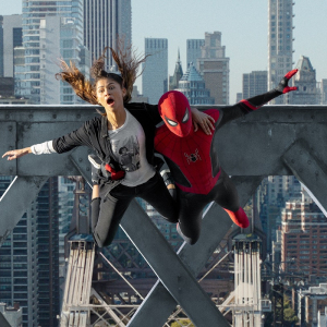 恋人のMJと空を飛ぶスパイダーマン！ 新場面写真解禁の『スパイダーマン：ノー・ウェイ・ホーム』日本公開が1/7に