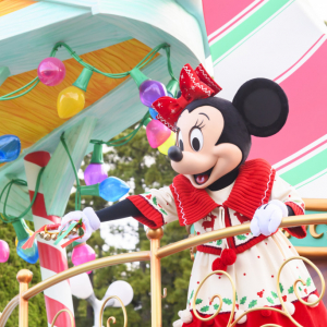 ミッキーマウスがホリデーの訪れを宣言！？期間限定のイベントがいよいよスタート：東京ディズニーランドのクリスマス編・現地レポ