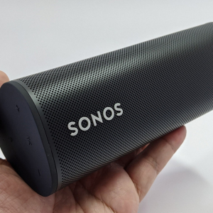 “Sonos沼”の入口!?　Wi-FiとBluetooth接続に対応するスマートスピーカー「Sonos Roam」がプライム会員なら2万円を切る価格に：Amazon ブラックフライデー