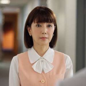 戸田恵子が新CMで一人二役、あの90年代ドラマが脳裏に浮かぶ事務員姿も披露！