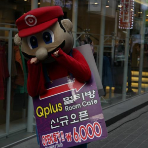 韓国の街にマリオらしいキャラクターが出現！　若者や子どもに大人気