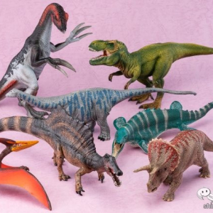 観察力も集中力も大好きな恐竜が鍛えてくれる！ 超リアルなシュライヒの『恐竜フィギュア』で子どもと一緒に遊んでみた！