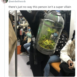 地下鉄で発見されたスーパーヴィランっぽい乗客が話題に 「バイオショックのコスプレ」「スーパーヒーローかもよ」