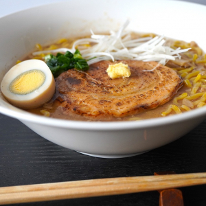 【ご当地ラーメン取り寄せ旅】札幌系「綱取物語」の中太縮れ麺で思いを馳せる