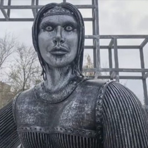 ロシアのとある村に設置された『伝説の少女の像』。ところが不気味すぎると話題になり、ついに撤去される事態に！