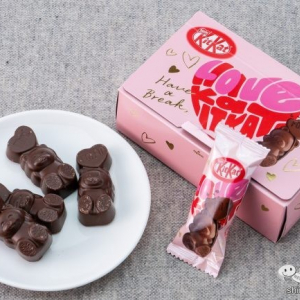 【バレンタインチョコ】ハートバルーンを持ったクマがかわいい日本限定『キットカット ハートフルベアー』