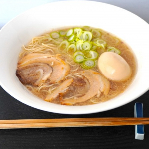 【ご当地ラーメン取り寄せ旅】博多だるまの「ラーメン」で豚骨の真髄を味わう