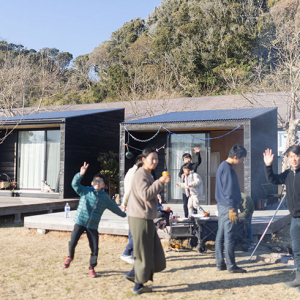 コロナ禍で「小屋で二拠点生活」が人気！ 廃校利用のシラハマ校舎に行ってみた　千葉県南房総市