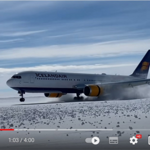 南極に着陸したアイスランド航空の映像が公開 「完璧すぎる着陸」「テイクオフの瞬間鳥肌が立った」